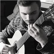 Professeur de guitare, diplômé du conservatoire de Lille et de San Francisco. Élève de Judicaël Perroy